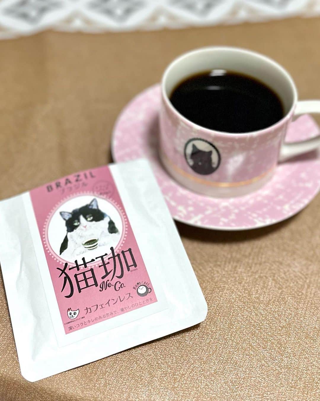 manami☺︎satoさんのインスタグラム写真 - (manami☺︎satoInstagram)「⑅⃛  \\ かわいい！🐈🐈‍⬛☕️ //  佐賀県にある雑貨店コトイロさんの猫パケコーヒー🤎  《𓏲𓎨全部で7つの味𓂃 𓈒𓏸》  ピンクのはちわれ▸▸▸ブラジル イエローのみけ▸▸▸コロンビア グリーンのとら▸▸▸モカ ブラックのくろ▸▸▸ディープブレンド ベージュの3匹▸▸▸やわらかなブレンド 赤のとら▸▸▸赤米ブレンド 白のはちわれ▸▸▸黒豆ブレンド  ドリップ式なので香りもコクも👌🏻 ̖́-‬ カフェインレスなので時間を気にせず飲めます◎  可愛くて美味しいので、猫好きな方や猫友さんへの プチギフトにもおすすめ🐾  他にも可愛い猫グッズがたくさんなので、オンライン ショップをチェックしてみてにゃ^ↀᴥↀ^🪄  猫加（ねこ）シリーズの商品の売り上げの一部は、 公益財団法人どうぶつ基金に寄付され、TNR活動の 一助となるそうです😊🙏  PR ▸▸▸ @_cotoiro.saga  #猫雑貨コトイロ #猫雑貨 #ドリップコーヒーパック #ワンドリップコーヒー #コトイロ」5月13日 13時44分 - fuwari_kinaco