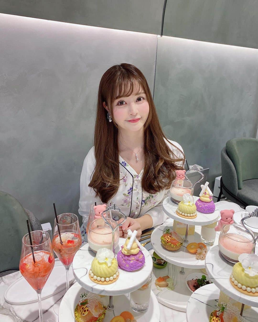 一ノ瀬まりなさんのインスタグラム写真 - (一ノ瀬まりなInstagram)「🍰🧸🍰🧸🍰  LOUANGE TOKYO Le musee🐻‍❄️🤍 今回もどれもとっても美味しくて可愛かった🍰💕  食べ物と美容のお話ずっとしてた🫶💄笑 ゆみさんありがとうございます😚✨ @yumi_shibuya_nini  #louangetokyolemusee #louangetokyo #afternoon #afternoontea #ルワンジュ東京  #ルワンジュ東京ルミュゼ」5月13日 13時54分 - yuyuyu_marina