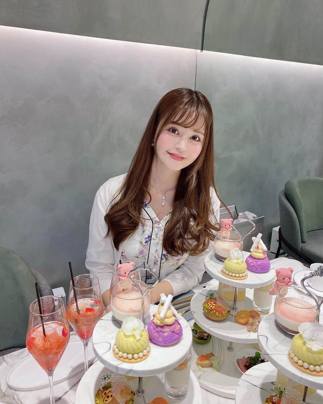 のインスタグラム：「🍰🧸🍰🧸🍰  LOUANGE TOKYO Le musee🐻‍❄️🤍 今回もどれもとっても美味しくて可愛かった🍰💕  食べ物と美容のお話ずっとしてた🫶💄笑 ゆみさんありがとうございます😚✨ @yumi_shibuya_nini  #louangetokyolemusee #louangetokyo #afternoon #afternoontea #ルワンジュ東京  #ルワンジュ東京ルミュゼ」