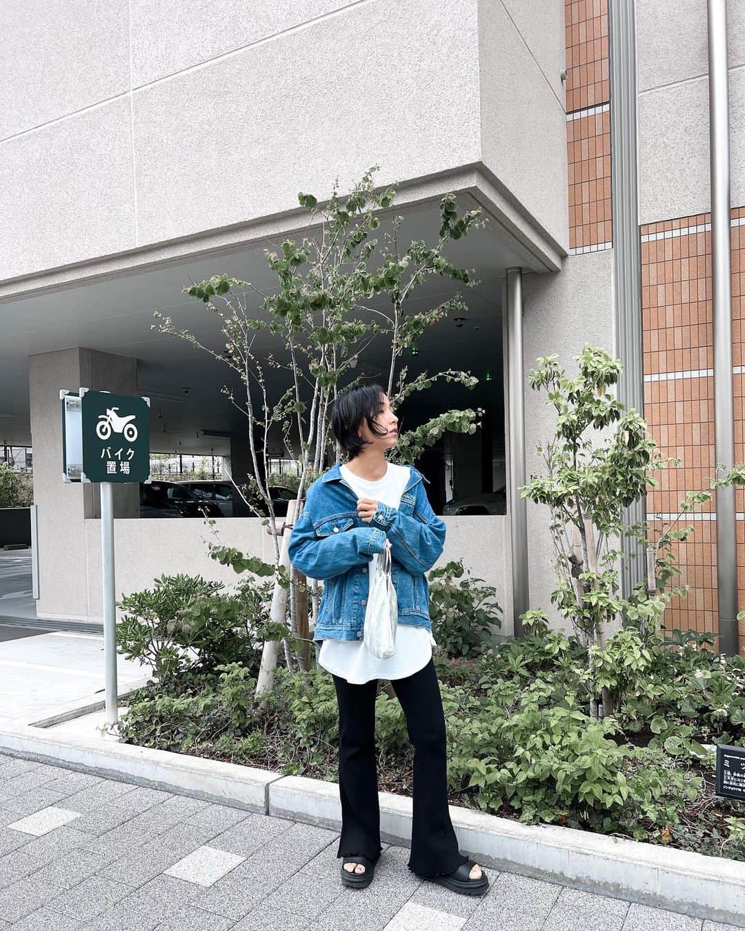 Hiiiiikoのインスタグラム：「♡ . . @amini_officialshop のリブフレアレギンス！  ✔︎形がすごく良くて美脚効果抜群✨ ✔︎生地も程よい厚さでしっかりしてる ✔︎太もも周りはフィット感あるし ✔︎ウエストもゴムで最高🙌🏾 ✔︎ 伸縮性ある素材だかは履き心地◎  めちゃくちゃおススメ❣️ . . #amini#アミニ#zozotown#大人カジュアル#きれいめカジュアル#春コーデ ママコーデ#ママファッション#ママ#モノトーンコーデ#デニムジャケット#デニム#30代コーデ#プチプラコーデ#シンプルコーデ#カジュアルコーデ#4人のママ#姉妹ママ#女の子ママ#男の子ママ#プチプラ#今日のコーデ」