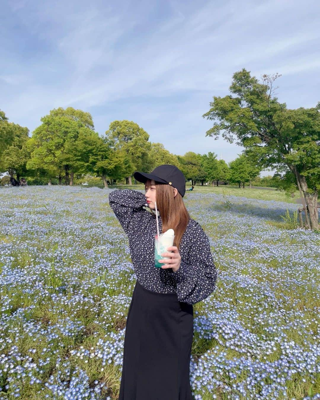 小澤しぇいんさんのインスタグラム写真 - (小澤しぇいんInstagram)「ネモフィラ畑💠とても可愛いお花♡  この日は暑くてラムネかき氷すぐ溶けそうになりました🍧💙  そして、この日はブクちゃんのお誕生日でした🐕🎉」5月13日 13時51分 - 1217_shane