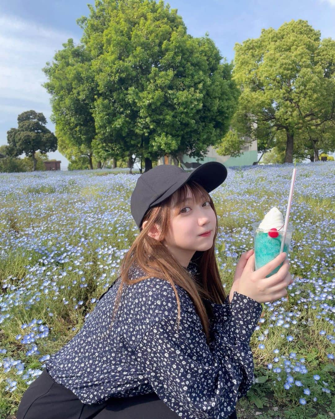 小澤しぇいんさんのインスタグラム写真 - (小澤しぇいんInstagram)「ネモフィラ畑💠とても可愛いお花♡  この日は暑くてラムネかき氷すぐ溶けそうになりました🍧💙  そして、この日はブクちゃんのお誕生日でした🐕🎉」5月13日 13時51分 - 1217_shane