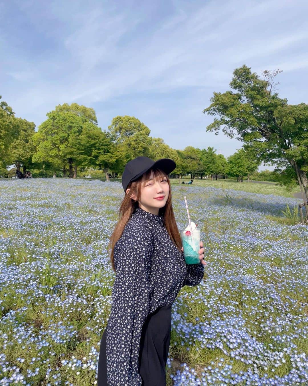 小澤しぇいんのインスタグラム：「ネモフィラ畑💠とても可愛いお花♡  この日は暑くてラムネかき氷すぐ溶けそうになりました🍧💙  そして、この日はブクちゃんのお誕生日でした🐕🎉」