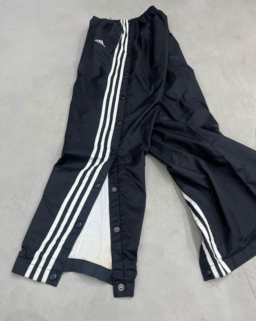 ジャムルのインスタグラム：「90's- adidas side snap nylon pants .  #お問い合わせはお電話で承ります #jammru #osaka  #fashion  #streetstyle  #streetfashion  #vtg  #vintage  #used  #usedclothing  #古着 #古着屋 #ファッション #70s #80s #90s」