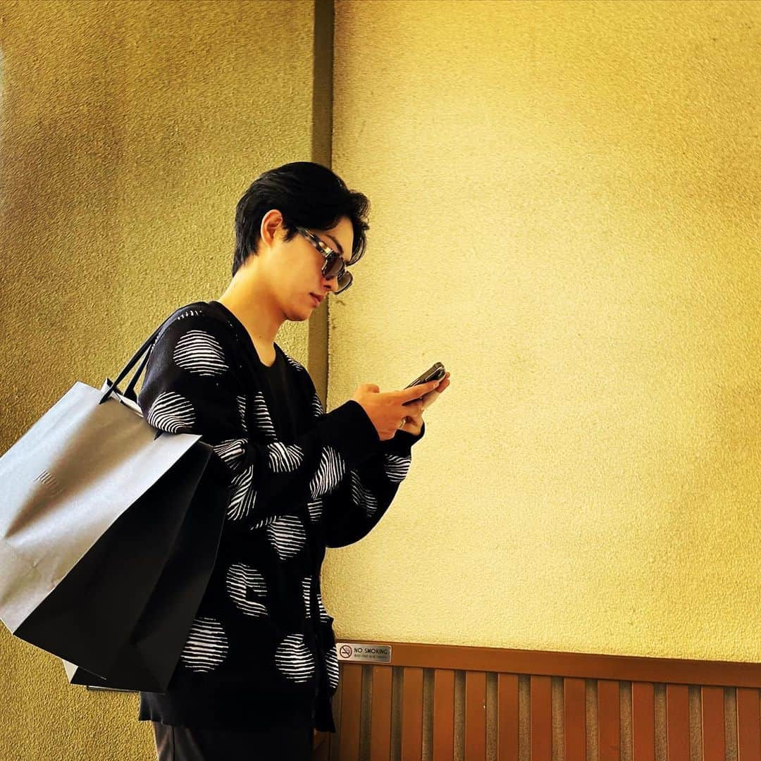 寺田拓哉のインスタグラム：「#🛒 득템하고 퇴근길! 仕事終わりに寄り道 • • #💸 #買い物」