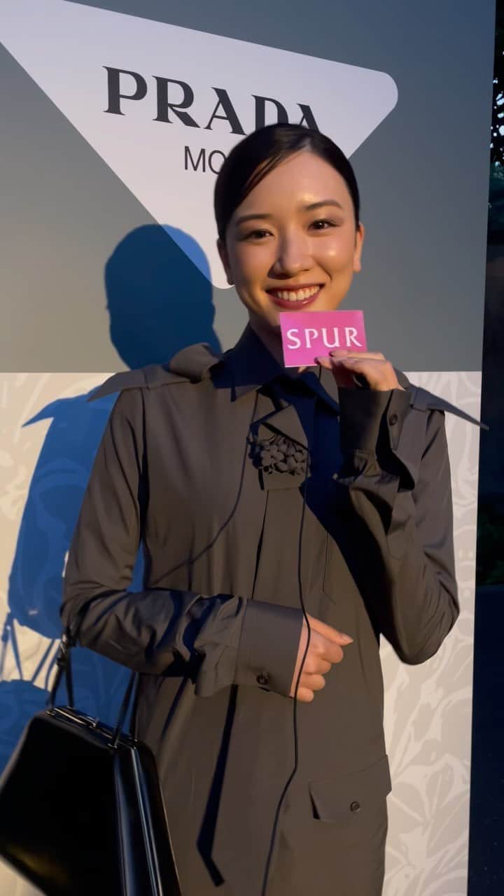 のインスタグラム：「東京都庭園美術館で開催中の「PRADA MODE TOKYO」には永野芽郁さんも来場🌼✨ グレーのロングシャツドレスのお気に入りポイントはフラワーモチーフがあしらわれたネクタイ👔！   #meinagano #永野芽郁 #prada #pradamodetokyo #SPUR #SPURmagazine #プラダ #プラダモード東京 #東京都庭園美術館」