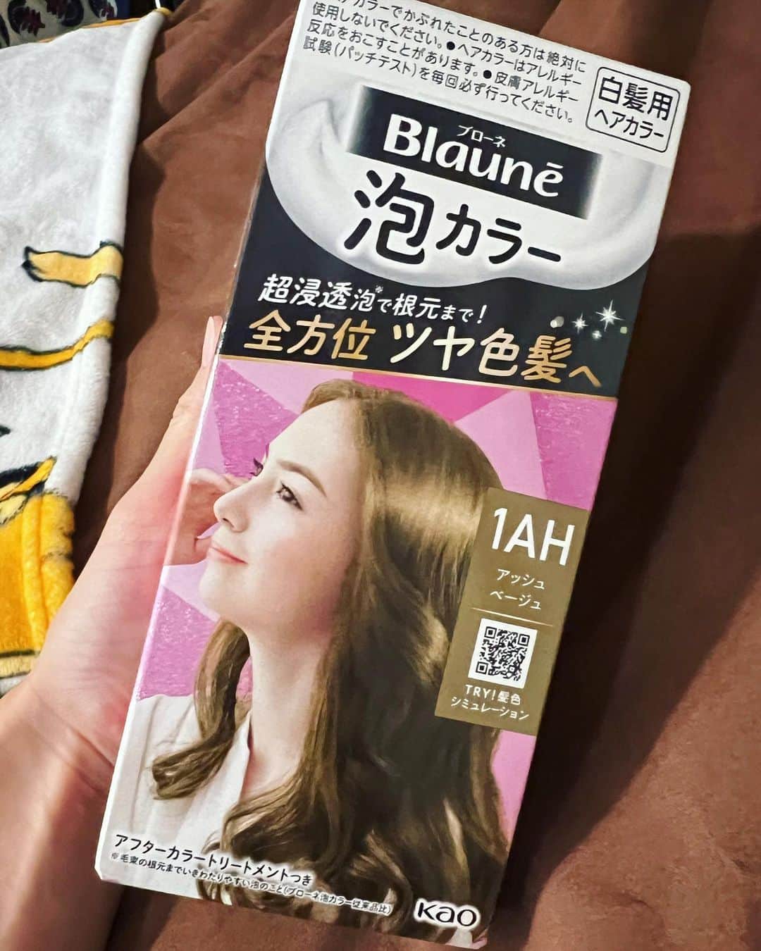 西山茉希さんのインスタグラム写真 - (西山茉希Instagram)「#産毛も癖毛  市販カラー剤買ったけど、 頭皮被れちゃってるの忘れてた。 連日お団子ひっぱりすぎたぽい。  あーあ🥲 すてい😕  あ🫥、 コレ白髪用だ。🧎‍♀️  お昼寝しようか🦦」5月13日 14時00分 - maki.nshiyama50