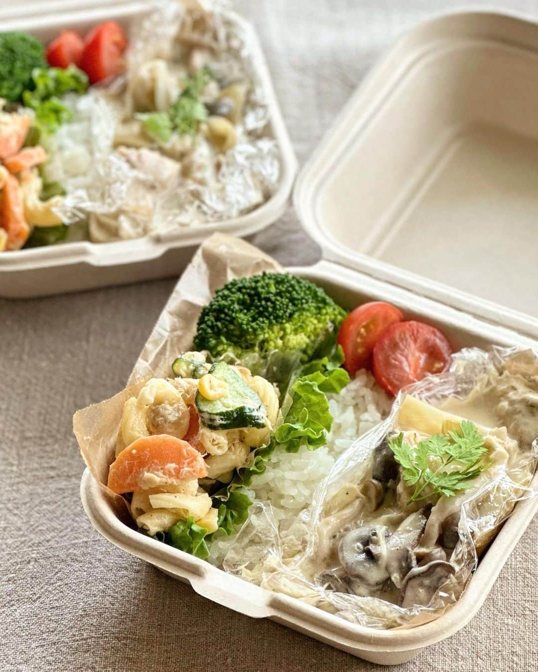 Atsukoのインスタグラム：「今日のお弁当 2023.05.13  鶏のクリーム煮 マカロニサラダ 茹でブロッコリー ミニトマト  3枚目は今週のご飯便  アスパラ肉巻き チキンのクリーム煮 焼売 新じゃがバターコンソメ ハンバーグ スコッチエッグ キャベツメンチ ドリア マカロニサラダ 金平ごぼう ひじき煮 さつま芋煮 小松菜と人参の胡麻和え 豚汁セット ミートボールのトマト煮 鮭と銀ダラの塩麹焼き 卵焼き  2日使って作って疲れすぎた😂 焼売とかキャベツメンチ、ドリアはカネゴンちにもおすそ分け。 寝不足気味で昨日は帰ってそのまま寝てしまい気づいたら朝だったwww 今日は仕事終わったら、ちまちま作業しなくっちゃ！  #ごはん便#仕送り便#実家便#作り置き」