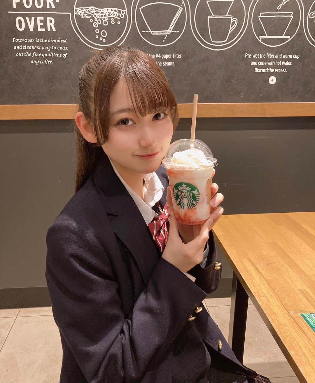 のインスタグラム：「Starbucks 新作 🍓ストロベリーフラペチーノ🥤 ストローを指す位置によって いろんな味が1杯で楽しめるんだって😋 甘かったり、酸っぱかったり🎵 一言で言うと美味しかった😋  最近学校が早く終わる 楽しすぎてすぐ終わっちゃう感じがするー✨  #シブサン #shibu3project  #グリーンクラス #starbucks  #スタバ #ストロベリーフラペチーノ #美味しい #hairstyle  #ポニーテール #幸せな時間  #jk #fjk」