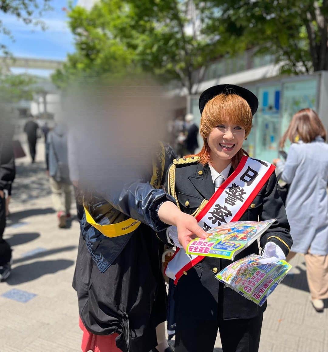 渚さんのインスタグラム写真 - (渚Instagram)「何かの間違いじゃなくて、ホンマやねん うちが誰よりも一番、ホンマか？って思ってたし  【春の全国交通安全運動（5月11日〜5月20日）】で、三田警察署の一日署長をさせて頂いた 去年の10月には【特殊詐欺根絶キャンペーン】で、小岩警察署の一日署長もさせて頂いてる 一日署長、二回目  ？？？？？  秋に一日署長、春に一日署長 2シーズンに1回のペースで一日署長 もうこわなってきた  今回の【春の全国交通安全運動（5月11日〜5月20日）】の一環で、JR田町駅で白バイ隊員の方に交通ルールのお話し聞いたり、今のとこ努力義務ではあるけど、自転車で事故した時の約7割が頭部の怪我らしくて、ヘルメット被った方が自分を守れますよ、みたいな事が知れたり、意識的に安全を考えながら過ごしてもらう為に、除菌シートとかティッシュが入った交通安全のチラシ入りグッズを街の人たちに配ったりして、交通安全運動を呼び掛けさせてもらった  グッズを配る時は、うちが街の人たちと接するの心配なったんか、うちの事好き過ぎたんか、三田交通安全母の会のお姉さんが、うちの横付きっきりで、グッズ配りしながら交通安全運動を呼び掛けてくれはった お姉さんはずっとうちの横で「渚ちゃんでーす！渚ちゃんがグッズ配ってまーす！渚ちゃん！あの方にも配って！渚ちゃんでーす！春の交通安全運動の渚ちゃんでーす！渚ちゃーん！」って、声掛けまでしてくれてはった めちゃめちゃ心強かったし、そのお陰でうちはたくさんの人たちに人見知る事なく、グッズも配れて交通安全運動も呼び掛けさせてもらえた  そして、白バイにも乗せさせてもろた 白バイに追い掛けられる側じゃなく、一日署長として春の全国交通安全運動の一環で、安全に過ごして下さいって呼び掛けさせてもらう側で 白バイに乗った時、うちの横で付きっきりでフォローして下さってた三田交通安全母の会のお姉さんに「白バイ乗ってるとこ写真撮りますか〜？」って聞いたら 「写真はいい〜っ！」ってすぐ断られた  恥っず！ ほんまにうちが街の人と接するの心配してたんちゃうか  ピーポくんとPOLICEタンブラー、頂いた つかまったからじゃない 一日署長をさせて頂いたから ピーポくんは前回も頂いたから、二人目  お家で緊張しながらPOLICEタンブラーでハイボールかまそう  【春の全国交通安全運動（5月11日〜5月20日）】とは言うてるものの、季節関係なく、皆んなで一年中いつも安全に過ごそな」5月13日 14時12分 - nagisainter