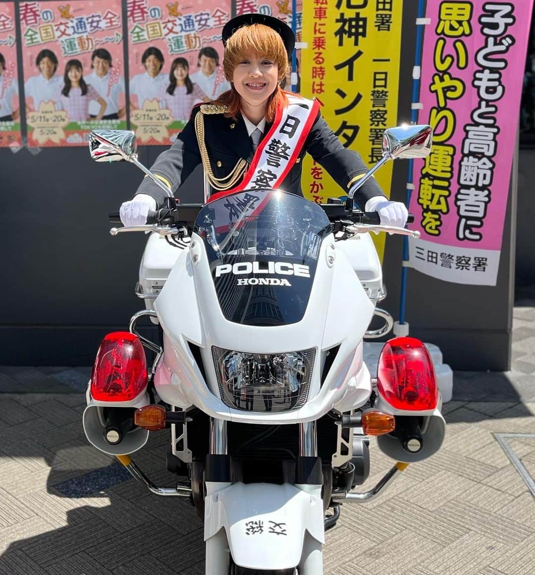 渚さんのインスタグラム写真 - (渚Instagram)「何かの間違いじゃなくて、ホンマやねん うちが誰よりも一番、ホンマか？って思ってたし  【春の全国交通安全運動（5月11日〜5月20日）】で、三田警察署の一日署長をさせて頂いた 去年の10月には【特殊詐欺根絶キャンペーン】で、小岩警察署の一日署長もさせて頂いてる 一日署長、二回目  ？？？？？  秋に一日署長、春に一日署長 2シーズンに1回のペースで一日署長 もうこわなってきた  今回の【春の全国交通安全運動（5月11日〜5月20日）】の一環で、JR田町駅で白バイ隊員の方に交通ルールのお話し聞いたり、今のとこ努力義務ではあるけど、自転車で事故した時の約7割が頭部の怪我らしくて、ヘルメット被った方が自分を守れますよ、みたいな事が知れたり、意識的に安全を考えながら過ごしてもらう為に、除菌シートとかティッシュが入った交通安全のチラシ入りグッズを街の人たちに配ったりして、交通安全運動を呼び掛けさせてもらった  グッズを配る時は、うちが街の人たちと接するの心配なったんか、うちの事好き過ぎたんか、三田交通安全母の会のお姉さんが、うちの横付きっきりで、グッズ配りしながら交通安全運動を呼び掛けてくれはった お姉さんはずっとうちの横で「渚ちゃんでーす！渚ちゃんがグッズ配ってまーす！渚ちゃん！あの方にも配って！渚ちゃんでーす！春の交通安全運動の渚ちゃんでーす！渚ちゃーん！」って、声掛けまでしてくれてはった めちゃめちゃ心強かったし、そのお陰でうちはたくさんの人たちに人見知る事なく、グッズも配れて交通安全運動も呼び掛けさせてもらえた  そして、白バイにも乗せさせてもろた 白バイに追い掛けられる側じゃなく、一日署長として春の全国交通安全運動の一環で、安全に過ごして下さいって呼び掛けさせてもらう側で 白バイに乗った時、うちの横で付きっきりでフォローして下さってた三田交通安全母の会のお姉さんに「白バイ乗ってるとこ写真撮りますか〜？」って聞いたら 「写真はいい〜っ！」ってすぐ断られた  恥っず！ ほんまにうちが街の人と接するの心配してたんちゃうか  ピーポくんとPOLICEタンブラー、頂いた つかまったからじゃない 一日署長をさせて頂いたから ピーポくんは前回も頂いたから、二人目  お家で緊張しながらPOLICEタンブラーでハイボールかまそう  【春の全国交通安全運動（5月11日〜5月20日）】とは言うてるものの、季節関係なく、皆んなで一年中いつも安全に過ごそな」5月13日 14時12分 - nagisainter
