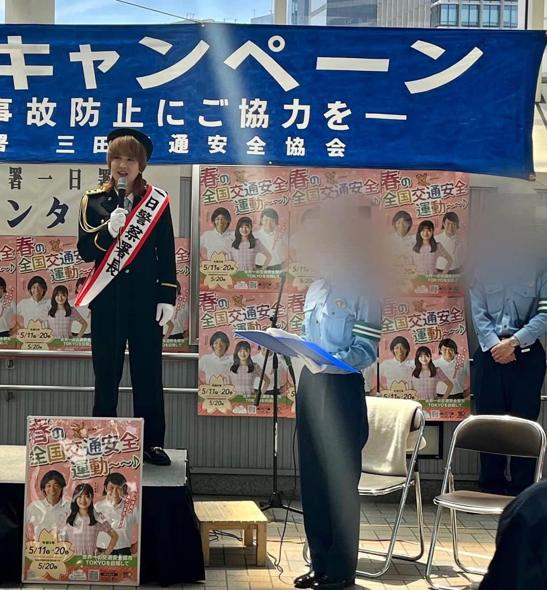 渚さんのインスタグラム写真 - (渚Instagram)「何かの間違いじゃなくて、ホンマやねん うちが誰よりも一番、ホンマか？って思ってたし  【春の全国交通安全運動（5月11日〜5月20日）】で、三田警察署の一日署長をさせて頂いた 去年の10月には【特殊詐欺根絶キャンペーン】で、小岩警察署の一日署長もさせて頂いてる 一日署長、二回目  ？？？？？  秋に一日署長、春に一日署長 2シーズンに1回のペースで一日署長 もうこわなってきた  今回の【春の全国交通安全運動（5月11日〜5月20日）】の一環で、JR田町駅で白バイ隊員の方に交通ルールのお話し聞いたり、今のとこ努力義務ではあるけど、自転車で事故した時の約7割が頭部の怪我らしくて、ヘルメット被った方が自分を守れますよ、みたいな事が知れたり、意識的に安全を考えながら過ごしてもらう為に、除菌シートとかティッシュが入った交通安全のチラシ入りグッズを街の人たちに配ったりして、交通安全運動を呼び掛けさせてもらった  グッズを配る時は、うちが街の人たちと接するの心配なったんか、うちの事好き過ぎたんか、三田交通安全母の会のお姉さんが、うちの横付きっきりで、グッズ配りしながら交通安全運動を呼び掛けてくれはった お姉さんはずっとうちの横で「渚ちゃんでーす！渚ちゃんがグッズ配ってまーす！渚ちゃん！あの方にも配って！渚ちゃんでーす！春の交通安全運動の渚ちゃんでーす！渚ちゃーん！」って、声掛けまでしてくれてはった めちゃめちゃ心強かったし、そのお陰でうちはたくさんの人たちに人見知る事なく、グッズも配れて交通安全運動も呼び掛けさせてもらえた  そして、白バイにも乗せさせてもろた 白バイに追い掛けられる側じゃなく、一日署長として春の全国交通安全運動の一環で、安全に過ごして下さいって呼び掛けさせてもらう側で 白バイに乗った時、うちの横で付きっきりでフォローして下さってた三田交通安全母の会のお姉さんに「白バイ乗ってるとこ写真撮りますか〜？」って聞いたら 「写真はいい〜っ！」ってすぐ断られた  恥っず！ ほんまにうちが街の人と接するの心配してたんちゃうか  ピーポくんとPOLICEタンブラー、頂いた つかまったからじゃない 一日署長をさせて頂いたから ピーポくんは前回も頂いたから、二人目  お家で緊張しながらPOLICEタンブラーでハイボールかまそう  【春の全国交通安全運動（5月11日〜5月20日）】とは言うてるものの、季節関係なく、皆んなで一年中いつも安全に過ごそな」5月13日 14時12分 - nagisainter