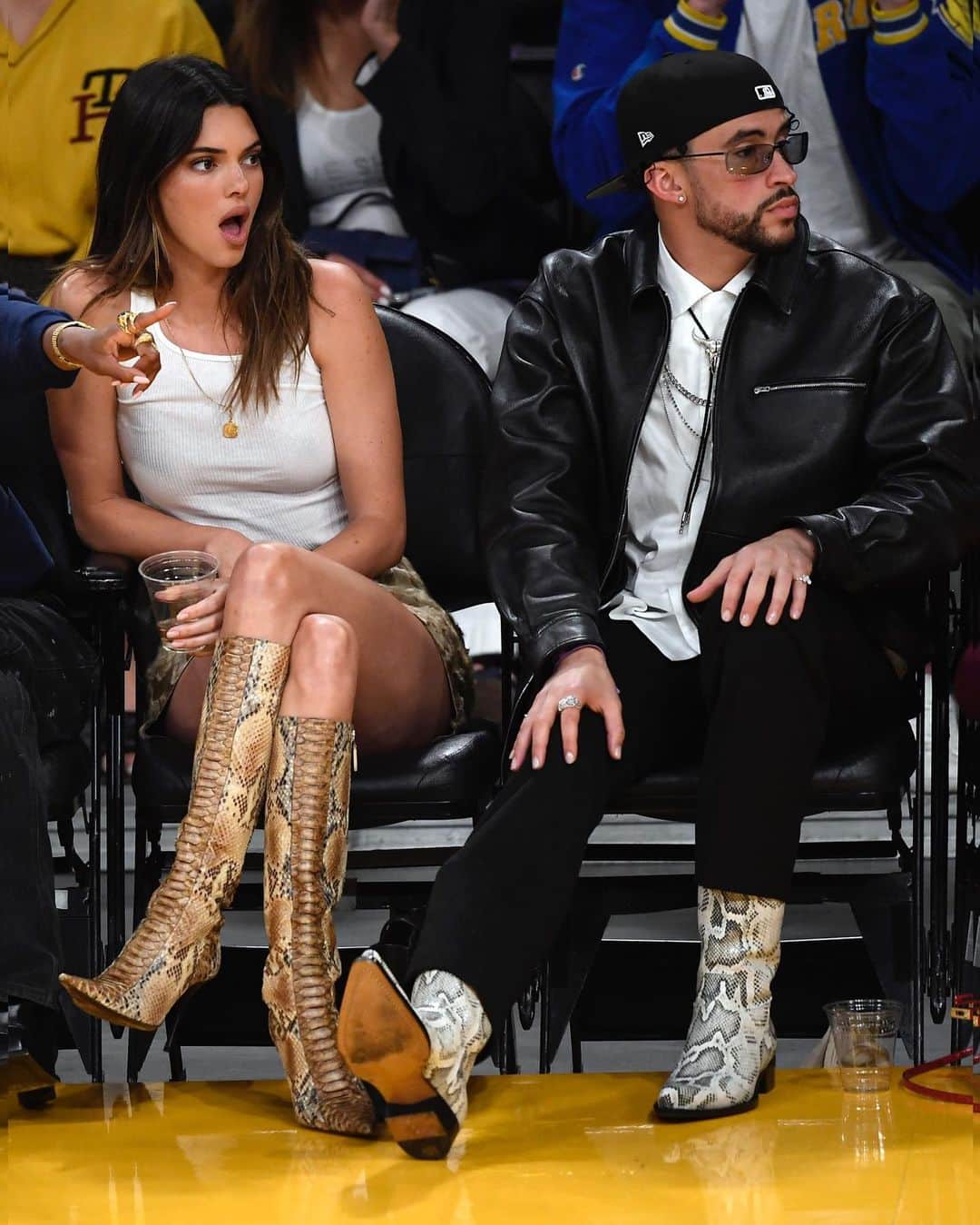 Just Jaredさんのインスタグラム写真 - (Just JaredInstagram)「Kendall Jenner gets cozy with Bad Bunny courtside at the Lakers playoff game in Los Angeles  #BadBunny #KendallJenner Photos: Getty, Backgrid」5月13日 14時18分 - justjared