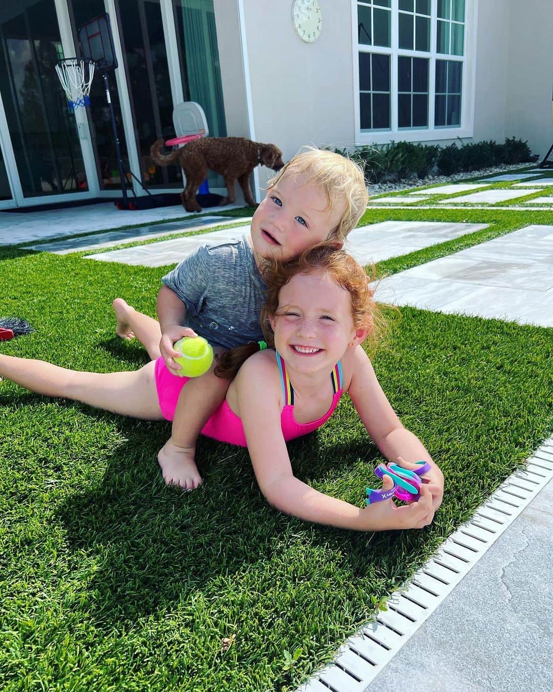 ローレン・マイコラスのインスタグラム：「I wanted my kids to grow up the way I did.. close in age.. with life long playmates and best friends.. Seeing the love they have each other is truly a dream come true… But don’t let it fool you… They will still battle to the end @magic_mikolas39 👊🏻🤍」