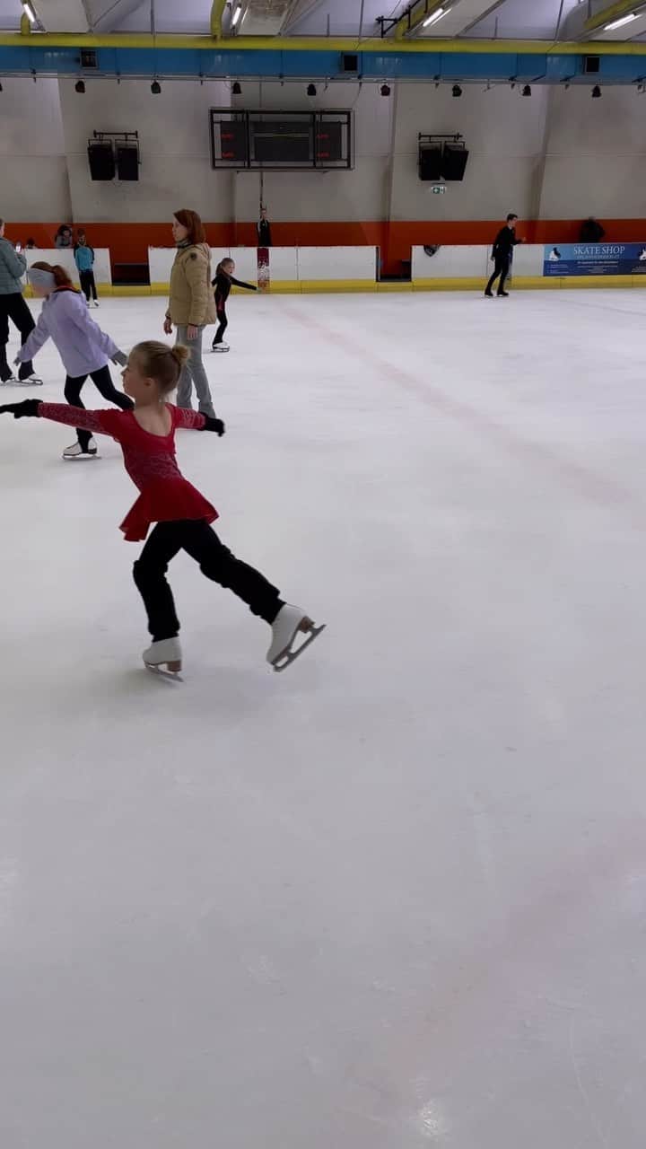 ケルシュティン・フランクのインスタグラム：「Missy added a new jump to her repertoire 🤩 Hello Flip 👋🏼 so proud of this little munchkin 🥰  • • • #figureskating #isufigureskating #proudcoach #alwaysimproving #stepbystep #workinghard #proudmoment」