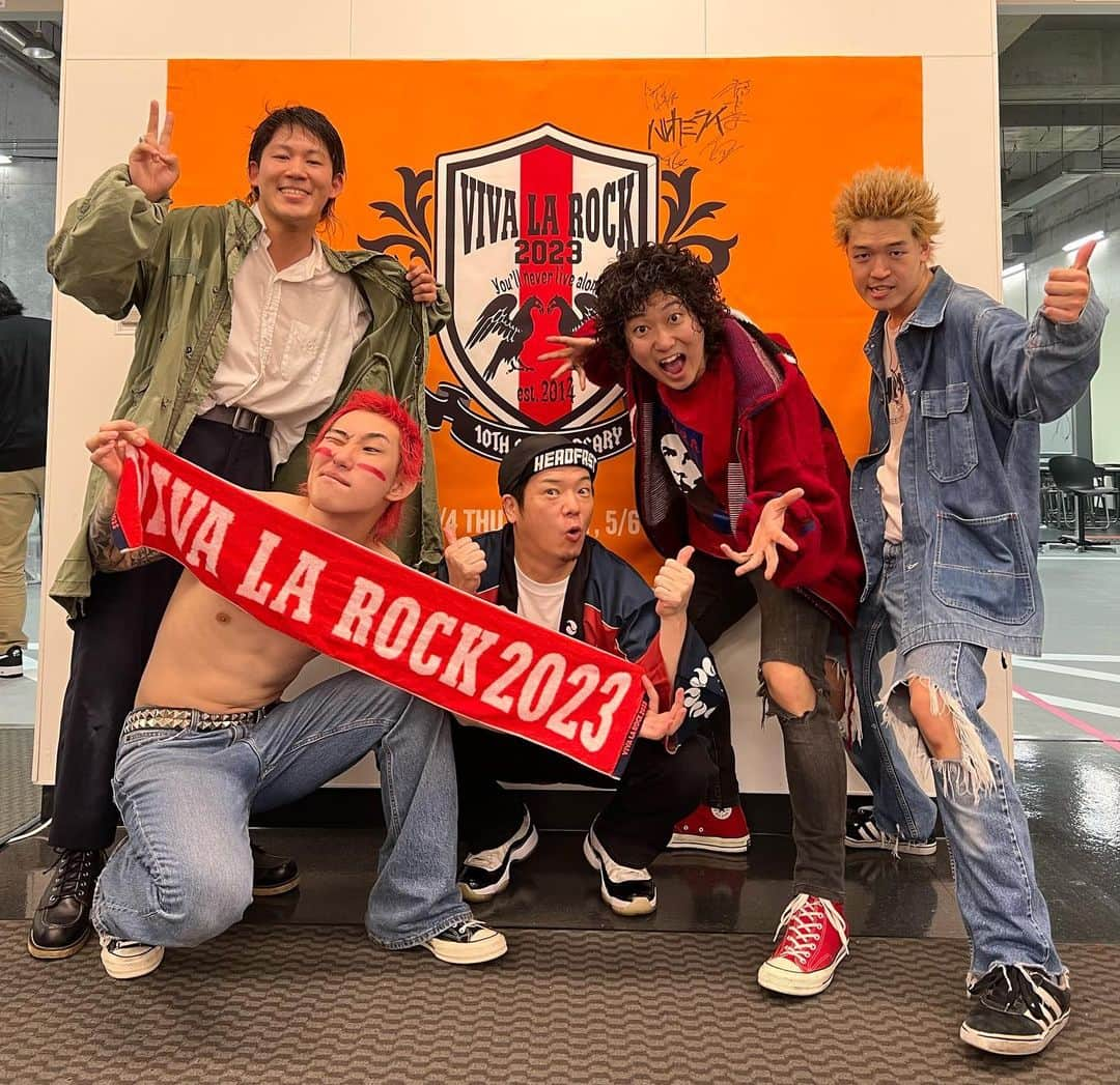 やべきょうすけのインスタグラム：「えッ!! もうVIVA LA ROCK 2023から1週間経ったの!?  いゃ～ホント月日が経つのが早過ぎるわ！  そんな中で俺が今年も担当させてもらった！  #ビバラオンライン 4日目の5月6日 トップを飾り、あっという間に会場の空気を1つにしてしまった！  #ハルカミライ 音速のロックバンドだわ！  アツさ！熱量！っていろいろあるかと思うんだけど！ 分かりやすくエネルギーを会場全体に放出しまくって！ 真っ直ぐに心に届くLIVEをしてくれるバンド！って俺は思っている！  ハルカミライを聴いてると観てると！ 青春っていつだって今！って思っちまう！ アツくなって！夢中になって！ガムシャラに物事に向かっていけることが青春だとしたら… 俺にとって、いつだって今なんだよな～！ そう思わせてくれるバンド！   #ビバラロック2023   #ビバラオンライン   #ハルカミライ   #やべきょうすけ   素晴らしいLIVEをありがとう！ またどこかのライブハウスで、会場で、青春しに行きますから！ その時もヨロシク頼むぜ！」