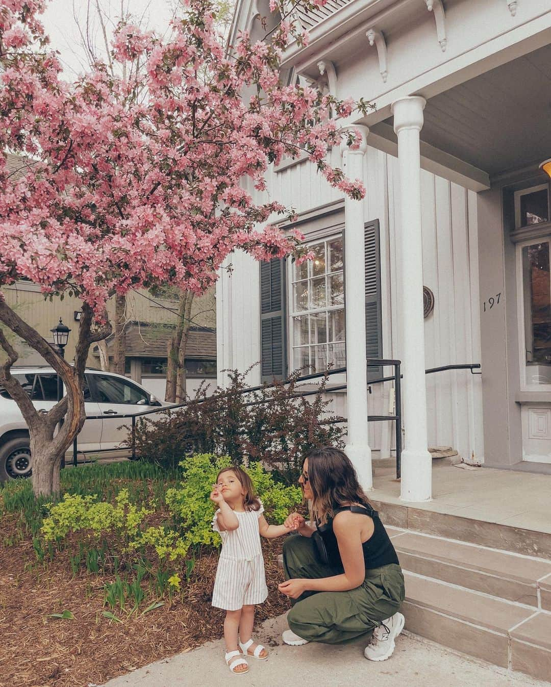 Stephanie Sterjovskiさんのインスタグラム写真 - (Stephanie SterjovskiInstagram)「Walking into the weekend dressed by @nealjolly 😎😂🤭 swipe to the last slide for my little ham…Gracie’s going to teach mama how to pose 😆🌸 LTK for links styling cargo pants: https://liketk.it/498vv #outfitoftoday #cargopants #momfits #newbalance #beis」5月13日 5時34分 - stephsjolly