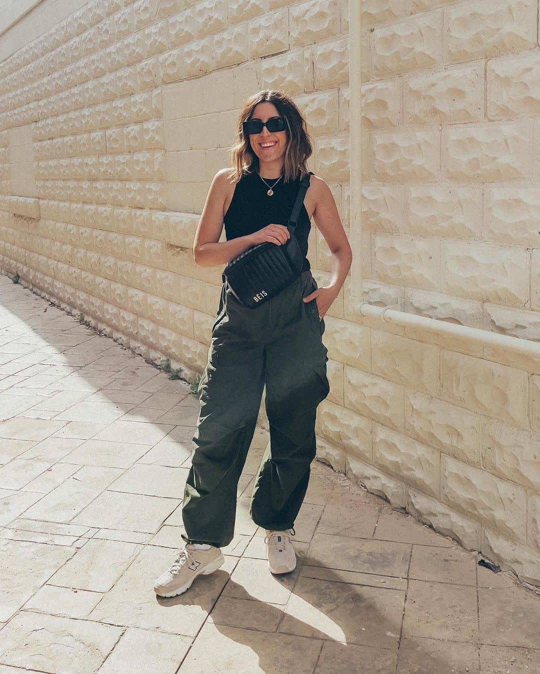 Stephanie Sterjovskiさんのインスタグラム写真 - (Stephanie SterjovskiInstagram)「Walking into the weekend dressed by @nealjolly 😎😂🤭 swipe to the last slide for my little ham…Gracie’s going to teach mama how to pose 😆🌸 LTK for links styling cargo pants: https://liketk.it/498vv #outfitoftoday #cargopants #momfits #newbalance #beis」5月13日 5時34分 - stephsjolly