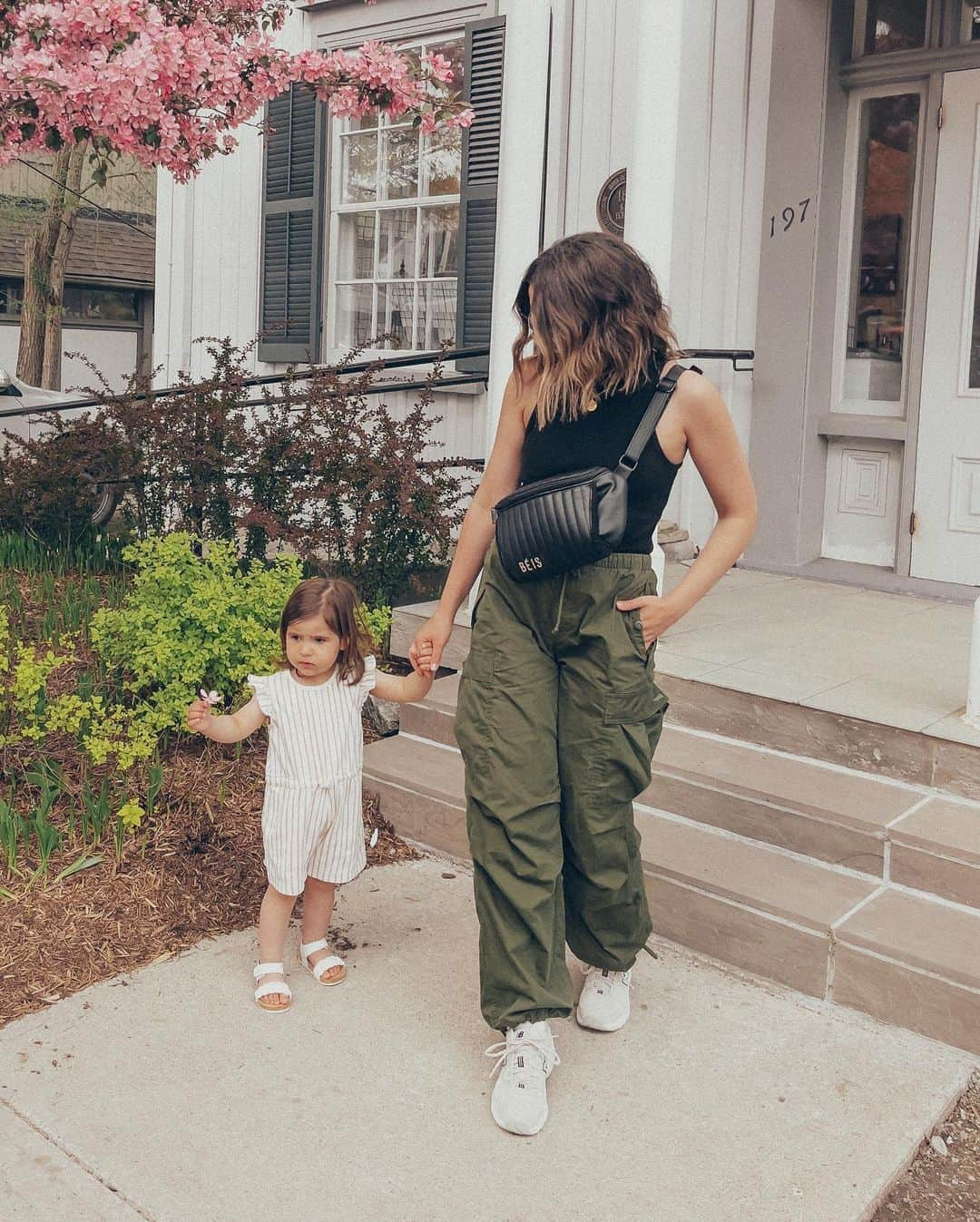 Stephanie Sterjovskiさんのインスタグラム写真 - (Stephanie SterjovskiInstagram)「Walking into the weekend dressed by @nealjolly 😎😂🤭 swipe to the last slide for my little ham…Gracie’s going to teach mama how to pose 😆🌸 LTK for links styling cargo pants: https://liketk.it/498vv #outfitoftoday #cargopants #momfits #newbalance #beis」5月13日 5時34分 - stephsjolly