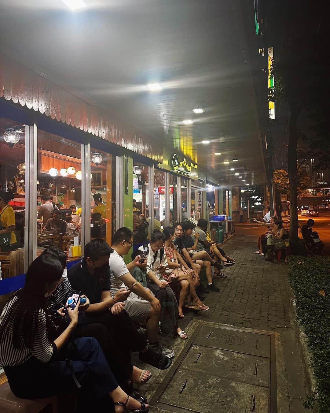 スヒョンさんのインスタグラム写真 - (スヒョンInstagram)「♥ 절반이 한국 사람만 있어서 여기가 한국인가 태국인가 헷갈렸던 #태국 #방콕맛집 ❝ #노스이스트 ❞ 🍴 ⠀⠀⠀ ❝ #태국 #방콕 #노스이스트 ❞ ↳ 1010, 12-15 ถนนพระรามที่ ๔ แขวงสีลม เขตบางรัก กรุงเทพมหานคร 10500 ⠀⠀⠀ 가장 한국적인 태국 음식 맛을 먹을 수 있다고 유명해서 다녀와봤는데 👶🏻 길거리 음식보단 확실히 깔끔한 매장에서 먹으니까 더 좋았고 종업원분들이 모두 친절하셨어용 ! ⠀⠀⠀ 태국에서 꼭 먹어야 하는 땡모반, 푸팟퐁커리, 똠얌꿍, 팟타이, 모닝글로리, 쏨땀, 새우볶음밥, 새우튀김, 닭날개 튀김 등 모든 메뉴가 다 있는데 가성비도 좋고 맛도 다 무난했는데 개인적으로 이전에 올린 쏜통포차나가 더 맛있었음 ⠀⠀⠀ ﹆ 김이랑 김치 챙겨가서 먹어도 되냐고 허락받고 먹은 나.. 한국 음식 최고야 🫶🏻 #𝑱𝒂𝒏𝒈𝒔𝒖𝒉𝒚𝒖𝒏_방콕」5月13日 18時00分 - jshs2