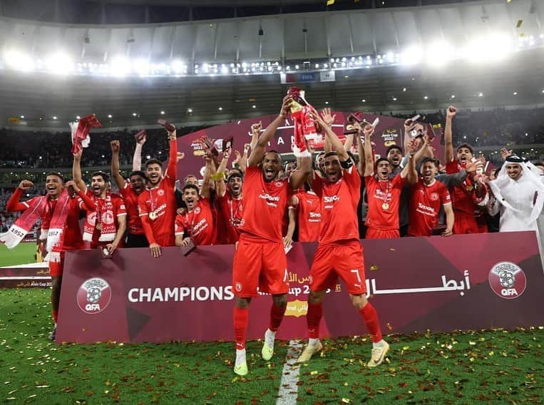 ラフィーニャのインスタグラム：「30 years later but here it is! Champions of the #AmirCup2023. Well deserved!!! 🏆🦅🔴 @alarabi_club」