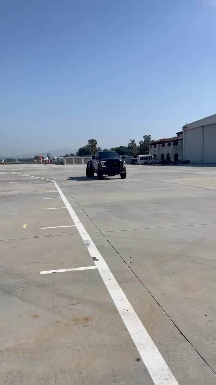 ドウェイン・ジョンソンのインスタグラム：「Dually rollin’ 🛻  Wheels up 🫱🏻‍🫲🏾🛫  Texas bound 🤘🏾 Let’s get to work ✔️   XFL Championship Game 🏆  projectrock ✌🏾」