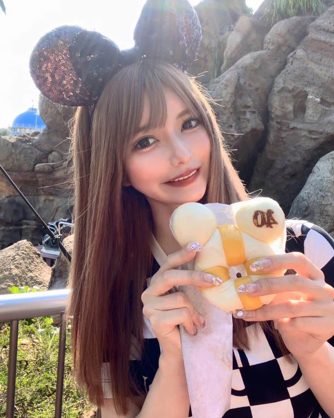 五十嵐美咲のインスタグラム：「ディズニーデート楽しかった💕 ありがとーっゥ🫶💚 夢の国から闇の国の歌舞伎町に 直行しました🤣わら  #ディズニー #ミニーちゃん #夢の国 #💚」