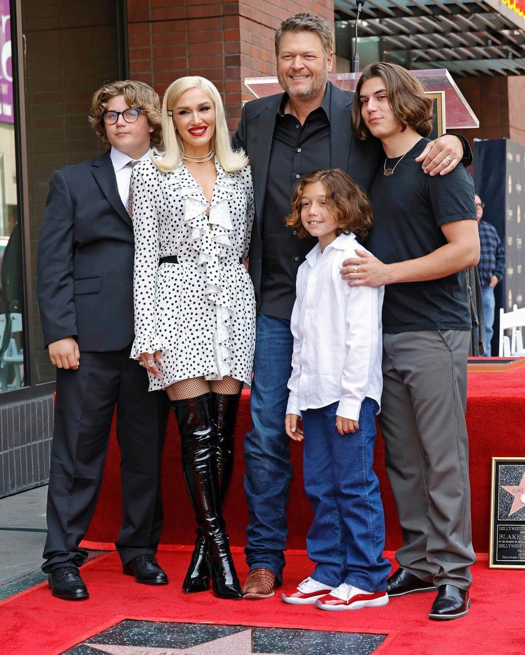 Just Jaredさんのインスタグラム写真 - (Just JaredInstagram)「Blake Shelton was joined by wife Gwen Stefani and her three kids, plus Adam Levine and his wife Behati Prinsloo at the unveiling of his star on the Hollywood Walk of Fame on Friday morning. Lots more photos on JustJared.com! #BlakeShelton #GwenStefani #AdamLevine #BehatiPrinsloo Photos: Getty」5月13日 6時10分 - justjared