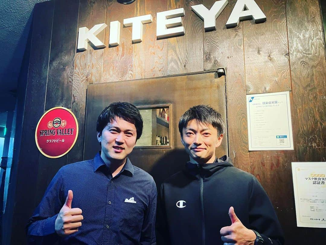 亀山耕平さんのインスタグラム写真 - (亀山耕平Instagram)「ロンドン五輪フェンシング男子フルーレ団体銀メダリスト🥈の千田健太さんとご一緒させていただきました(^^)  現在は、スポーツバイオメカニクスの研究をされており、競技にとって良い道を切り拓こうとされておりました💡  とても刺激的な時間となりました(^^)  同じ宮城県出身、同じ三陸、オリンピアとして、今後また活動でもご一緒できればと感じました！！  千田さん、お忙しい中お越しいただきありがとうございます😊  また、歓迎会シーズンでお忙しい中、お席をご用意いただき、美味しい食事とお酒を提供いただきました  @kiteya.shuzo さん、いつもありがとうございます！！ いつも最高です‼️  #フェンシング #千田健太 #kiteya #宮城県 #気仙沼 #南三陸町 #亀山耕平 #タートルパートナーズ」5月13日 6時20分 - kohei.kameyama