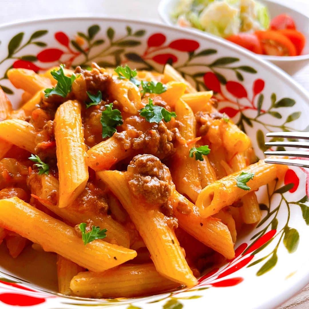 トテンのインスタグラム：「生のトマトを使って、トマトソースを仕込みました🍅 正確には、冷凍庫で一度凍らせておいた生トマトです❄️  湯むきは端折って皮ごと。 にんにくと玉ねぎを炒めて、トマトの水分で煮込み、ブレンダーにかけて、塩と乾燥ハーブなどで簡単に味付けしました🧂  こちらを、牛ひき肉を炒めたところに加えて作ったミートソースが子供たちに大好評でした🤗💕  ちなみに私は、夕飯を仕上げてすぐPTAの打ち合わせに走ったので食べれてません😂今年は広報係です📷」