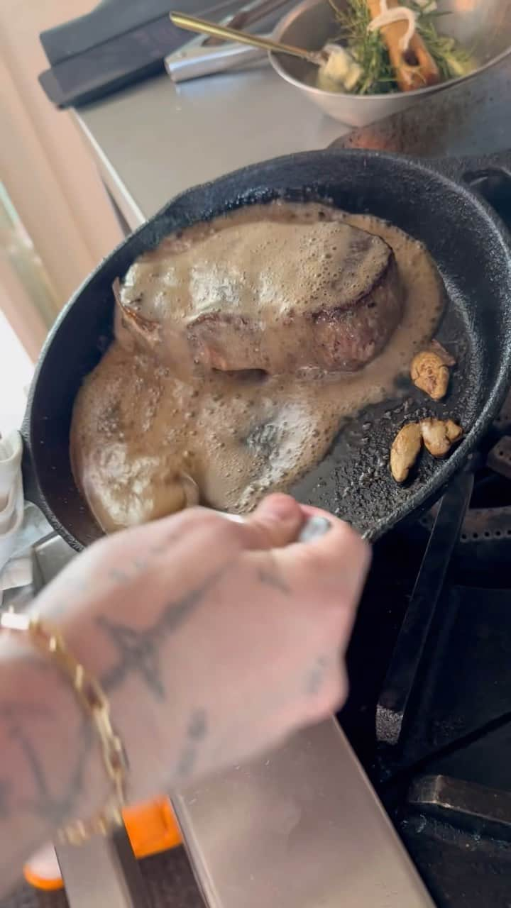 ブルックリン・ベッカムのインスタグラム：「Bone in NY strip with sea urchin compound butter and duck fat roast potato’s」