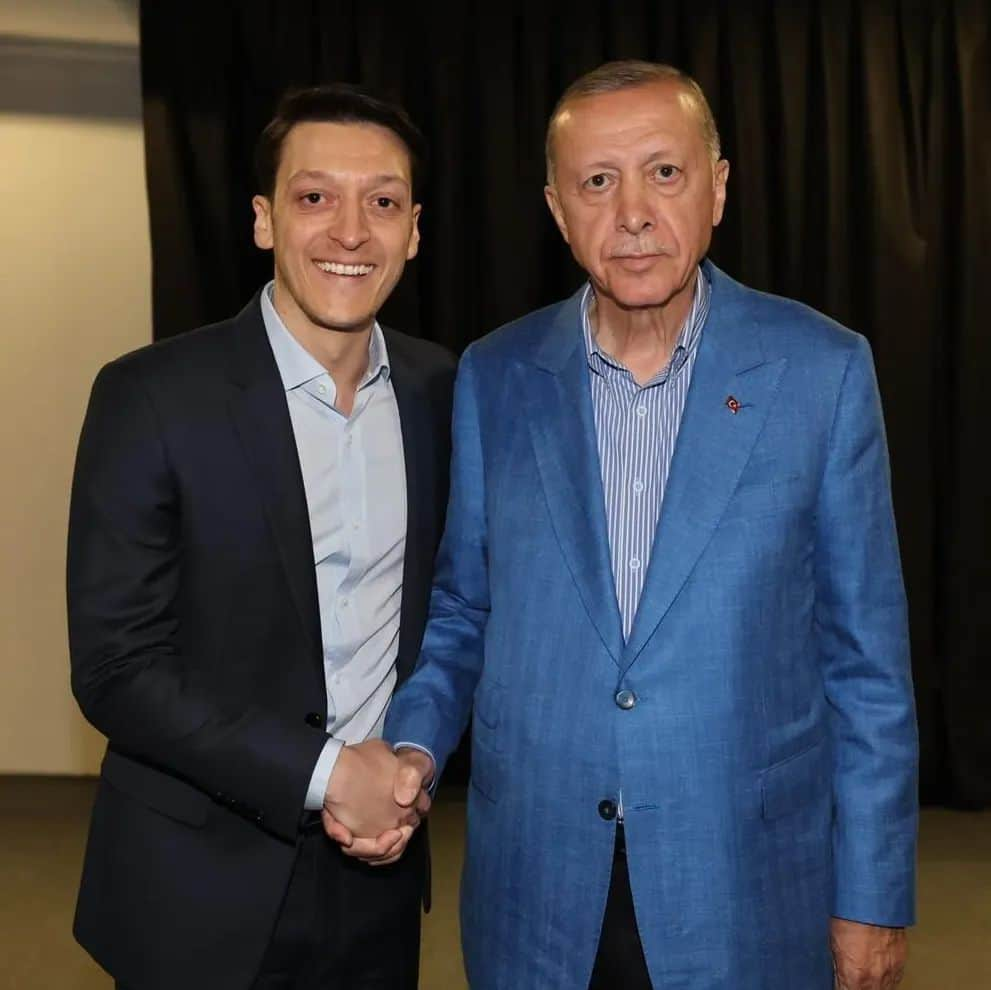 メスト・エジルのインスタグラム：「Herzaman yanındayız sayın Cumhurbaşkanım 🇹🇷🤲🏻」