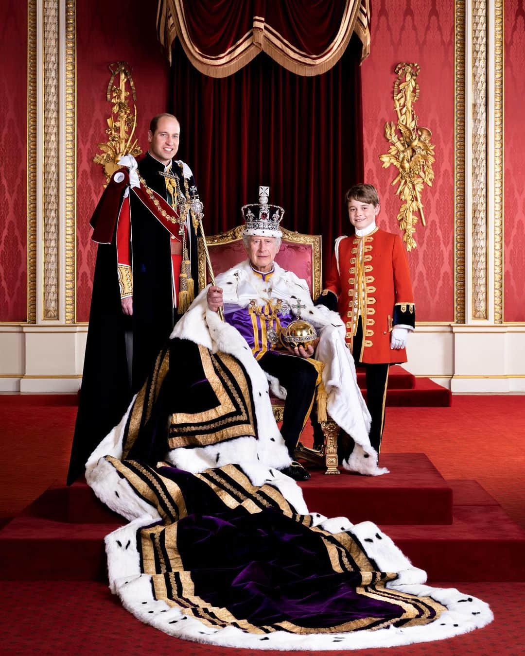 ロイヤル・ファミリーさんのインスタグラム写真 - (ロイヤル・ファミリーInstagram)「The King with The Prince of Wales and Prince George of Wales in the Throne Room at Buckingham Palace on Coronation Day.  📸 Hugo Burnand」5月13日 6時27分 - theroyalfamily