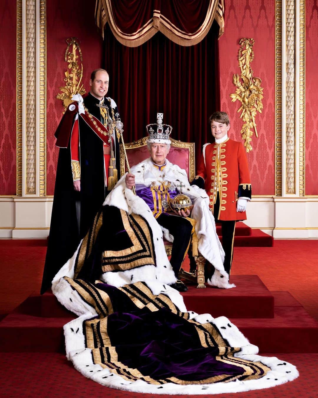 ロイヤル・ファミリーのインスタグラム：「The King with The Prince of Wales and Prince George of Wales in the Throne Room at Buckingham Palace on Coronation Day.  📸 Hugo Burnand」