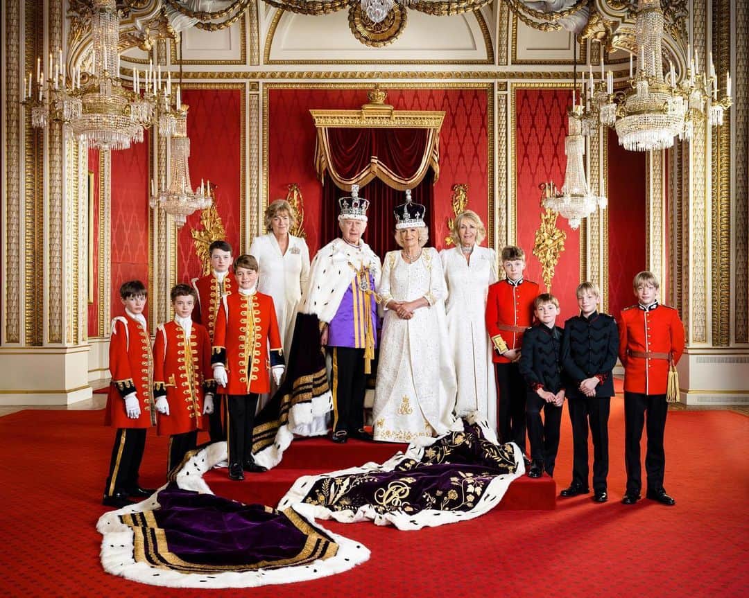 ロイヤル・ファミリーのインスタグラム：「The King and Queen with their eight Pages of Honour and Ladies in Attendance on Coronation Day.   L-R: Master Ralph Tollemache, The Lord Oliver Cholmondeley, Master Nicholas Barclay, Prince George of Wales, The Marchioness of Lansdowne, His Majesty The King, Her Majesty The Queen, Mrs Annabel Elliot, Master Freddy Parker Bowles, Master Arthur Elliot, Master Gus Lopes and Master Louis Lopes.  📸 Hugo Burnand」