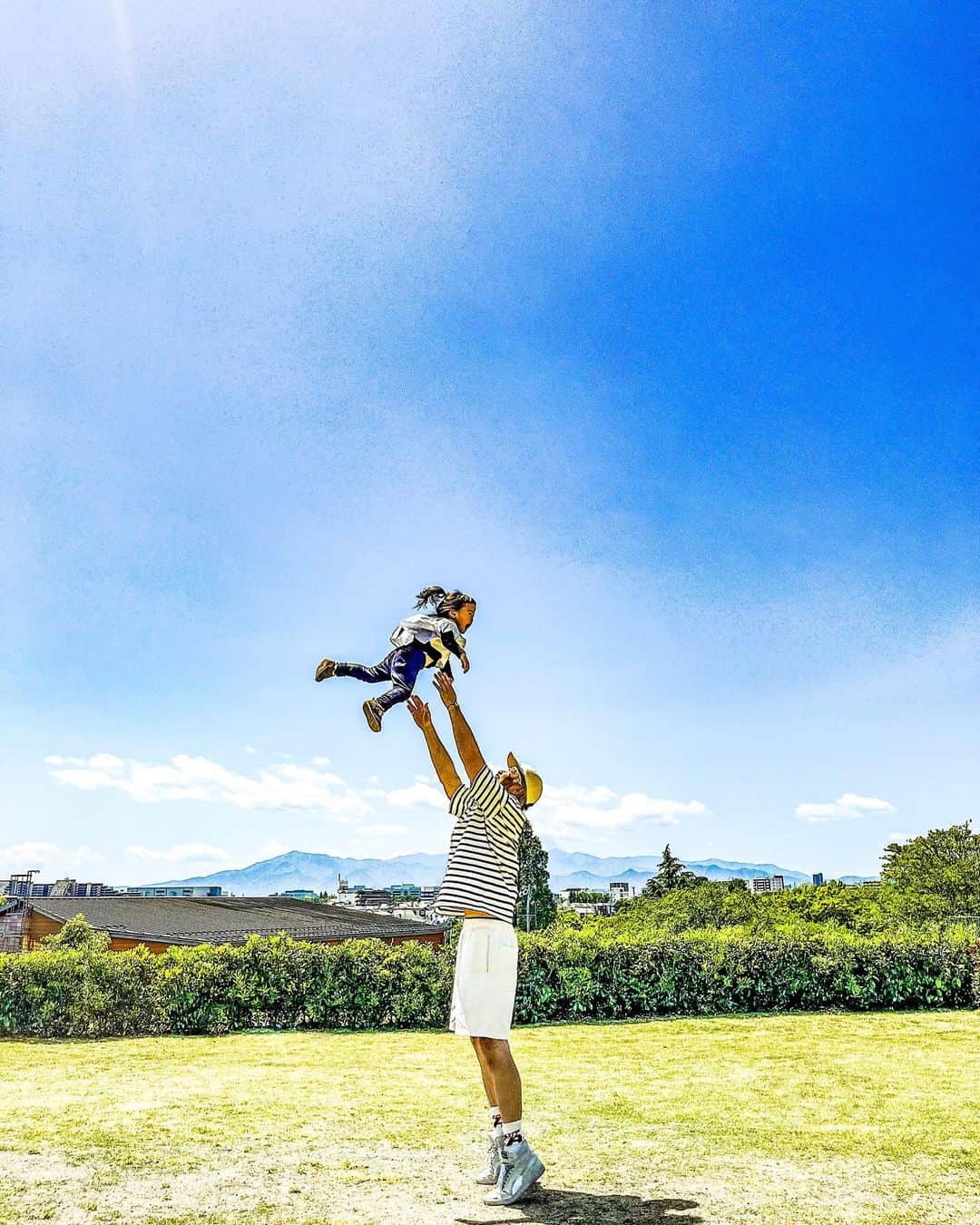 遠山雄也のインスタグラム：「. おはよう🥸 今日も元気にサロンワーク✂︎ 　 　 高い高いシリーズ 空中浮遊 　 🔵🔷🟦💙☁️🌳 　 ※良い子のみなさんはマネしないように 　 　  　 　 #生後1059日 #女の子ベビー #パパと娘  #育児記録 #子供のいる暮らし #生後34ヶ月 #2歳10ヶ月」