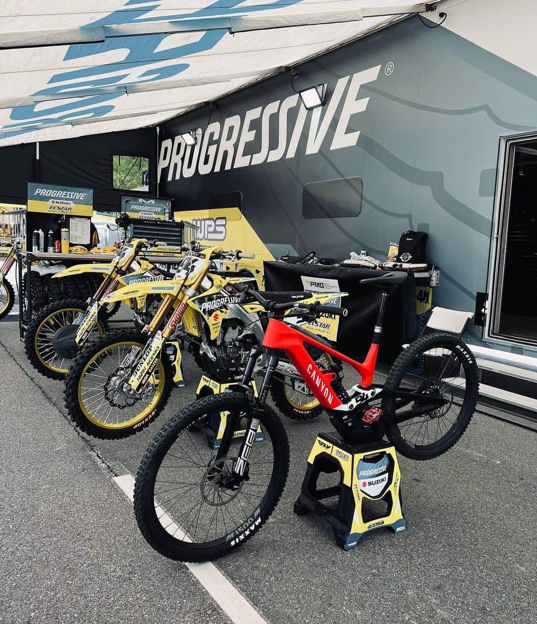 ケン・ロックゼンのインスタグラム：「That’s a mean fleet right there!  @canyon @suzukicycles  @hepmotorsports」