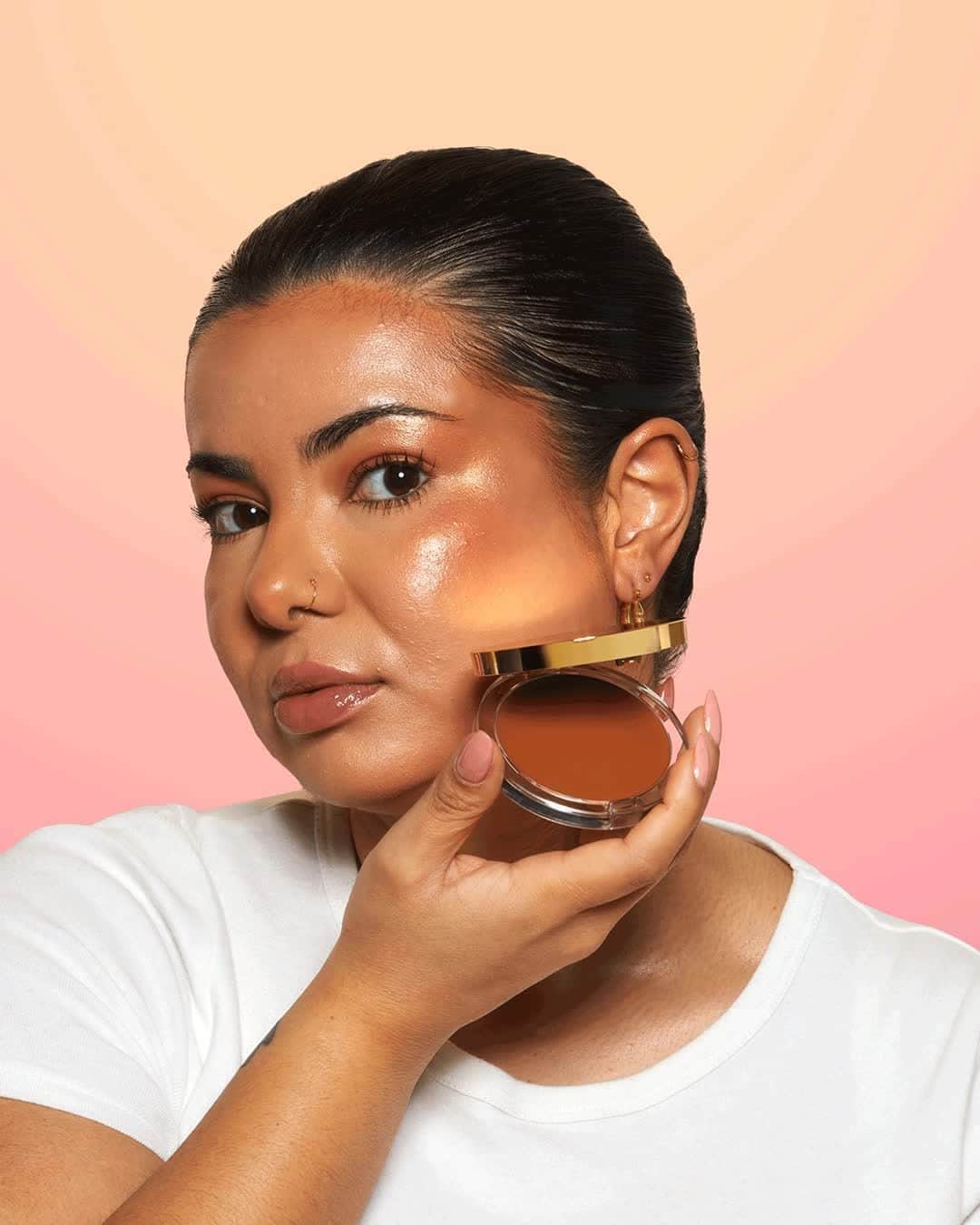 BH Cosmeticsのインスタグラム：「Bronze have more fun... especially in our NEW Summer Heat Cream Bronzers 😏☀️ Swipe on sunkissed radiance with this easy-to-apply cream bronzer that blends flawlessly for a smooth, buildable coverage 🤩🙌⁣ ⁣ #bhcosmetics」