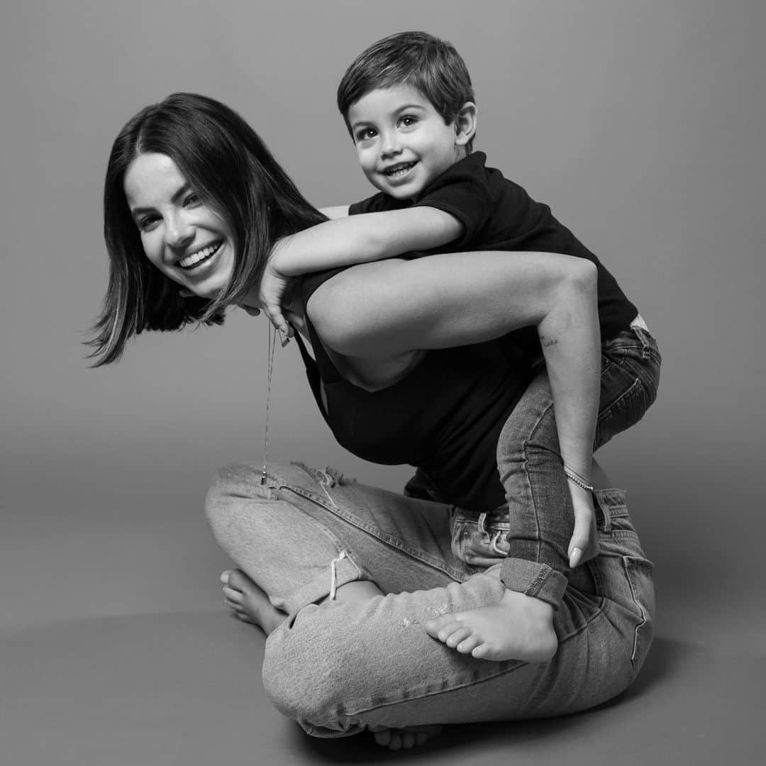 ステファニー・ブリットのインスタグラム：「Se ele soubesse o tamanho do meu amor por ele… (melhor assim, se não ia pular na minhas costas mais 300 vezes por dia 🫠🤪) . 📸 @tagilamelo_」