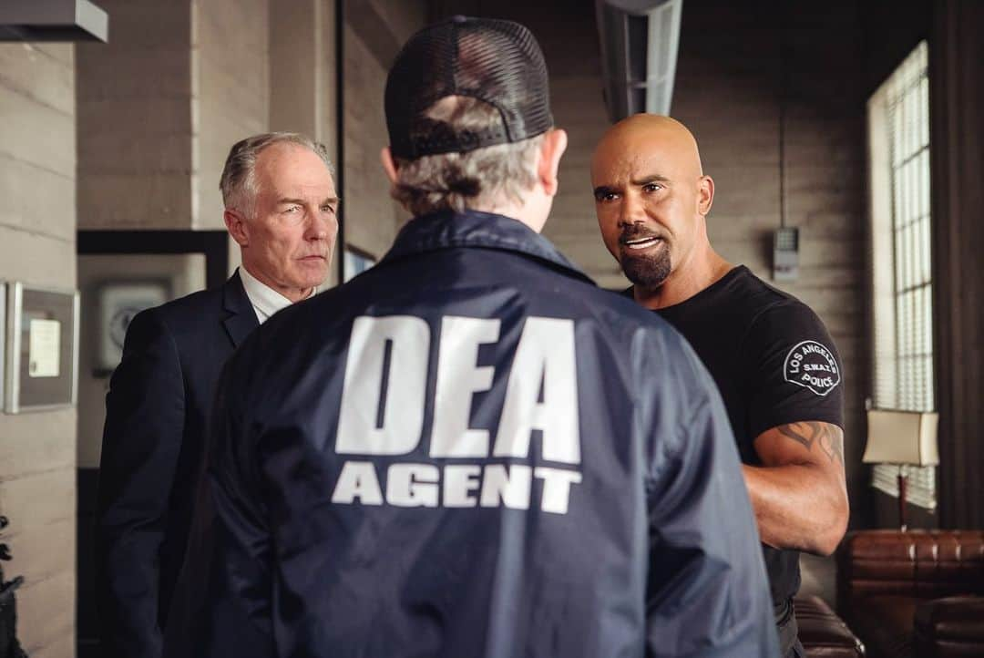 シェマー・ムーアさんのインスタグラム写真 - (シェマー・ムーアInstagram)「You know it’s a wild one when the DEA steps in … Tune in tonight at 8PM for your @swatcbs squad and special guest @timothyhutton 💥👊🏽💯」5月13日 7時04分 - shemarfmoore