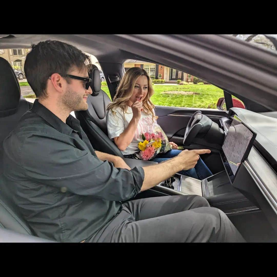 アシュリー・レガットさんのインスタグラム写真 - (アシュリー・レガットInstagram)「Taking a demo drive of the Tesla Model X this weekend and was so surprised that they brought me flowers for Mother's Day! So cute! Thanks Mike at Tesla Oakville 🚗」5月13日 6時59分 - ashleyleggat