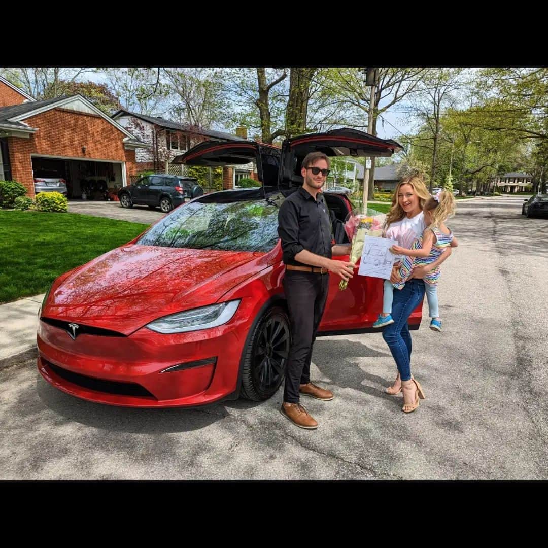 アシュリー・レガットのインスタグラム：「Taking a demo drive of the Tesla Model X this weekend and was so surprised that they brought me flowers for Mother's Day! So cute! Thanks Mike at Tesla Oakville 🚗」