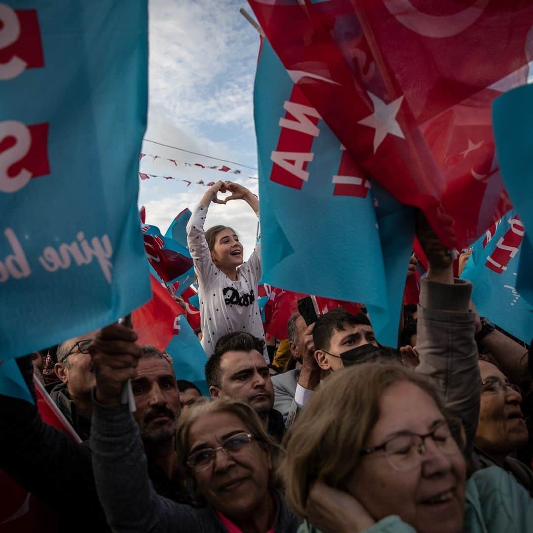 TIME Magazineのインスタグラム：「On Sunday, Turkish voters face a stark choice between two front-runners offering drastically different visions for the country in an election that has grave implications for some of the most pressing global issues today.  As the Turkish republic marks its centenary this year, President Recep Tayyip Erdoğan, who has clung to power for an unprecedented 21 years, faces the challenge of convincing voters to cast his name at the ballot box yet again despite growing public anger.  Erdoğan’s main challenger is Kemal Kılıçdaroğlu, the leading opposition candidate who has maintained a narrow lead in the polls.   Learn more about this world-changing election at the link in our bio.   Photographs by Burak Kara—Getty Images; Kerem Uzel—Bloomberg/Getty Images; Jeff J Mitchell—Getty Images; Murad Sezer—Reuters; Ozge Elif Kizil—Anadolu Agency/Getty Images; Francisco Seco—AP」