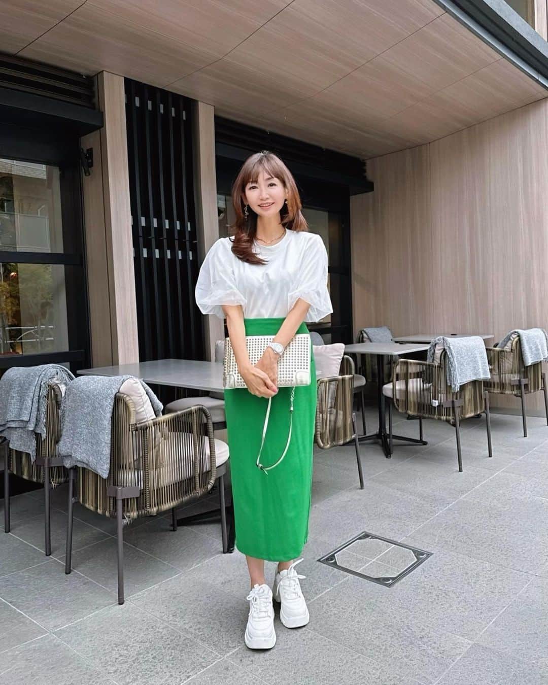のインスタグラム：「5月と言えば新緑🌲🌳の季節だからってわけじゃないけれど😆 今日の大人カジュアルファッションは グリーン✖️ゴールド&ホワイトコーデ😌♪  大人カジュアコーデ👗や グルメ🍽️、 おすすめ美容情報💄 投稿しています😃💠→ @yukikogabby   #大人コーデ  #大人カジュアルスタイル  #大人カジュアルファッション  #大人カジュアルコーデ  #オフィスカジュアル  #オフィスコーデ  #オフィスカジュアルコーデ  #大人女子の休日  #大人女子会  #大人女子コーデ  #美魔女 #大人女子コーデ  #大人カジュアルコーデ  #大人カジュアルコーデきれいめコーデ  #アラフォーコーデ  #アラフィフコーデ  #アラフィフファッション」