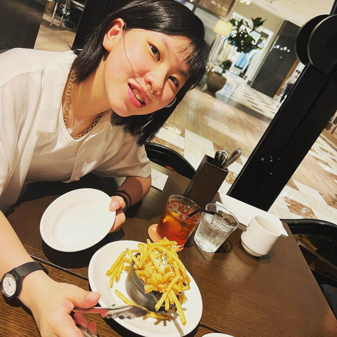 yukiさんのインスタグラム写真 - (yukiInstagram)「おはようございます。  @6thbyorientalhotel の姉妹店 @3rd.dining で パンケーキにフレンチフライに大満足🥞🍟  その後、街散歩しながら ゆっくりたっぷりショッピングをし 「吉祥寺って最高だね！また来ようねイェーイ」  と浮かれてルンルンから、一転… 「6480円」という駐車場の精算機。  ガビーーーーーーん！！！ ウソでしょ😱🫣🤦🏻‍♀️あぜん (こういう時に限って、滞在時間長め)  帰りの車は、言うまでもなくどんよりでした。  #いくらなんでも  #駐車場代高すぎ  #主婦さぼり  #笑っていれば福はきます」5月13日 7時13分 - milkayuki