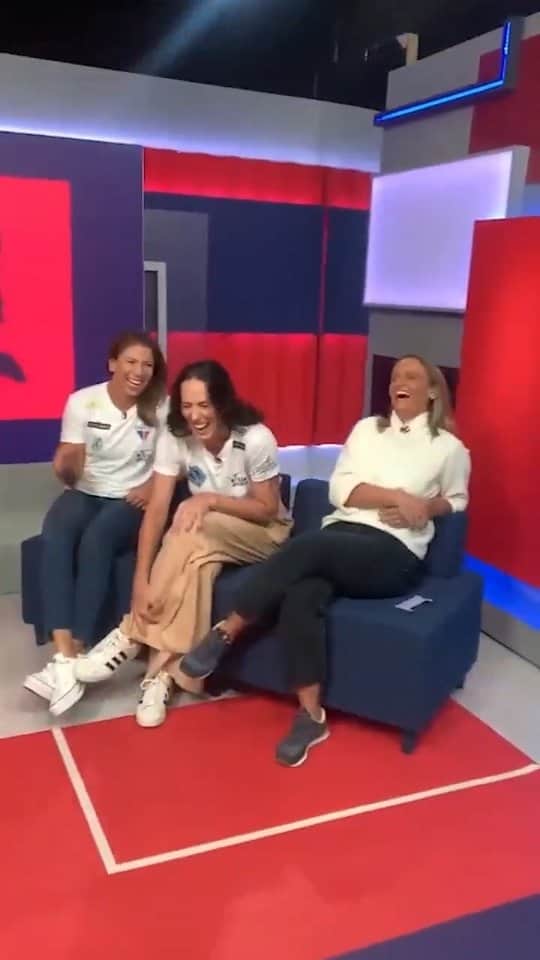 ファビアナ・オリベイラのインスタグラム：「O papo dessa sexta é com essa dupla de brabas. 🏐  O sextou é com o Ça Vá Paris, às 22h, no sportv2!」
