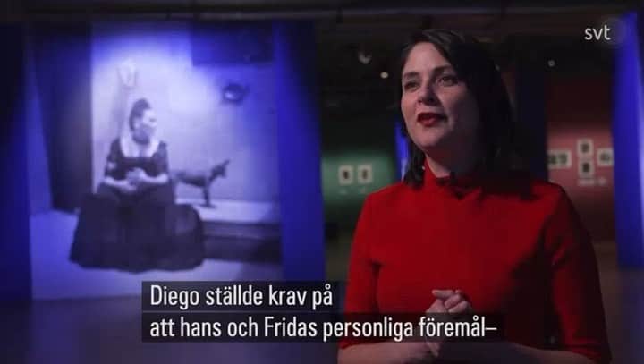 フリーダ・カーロ記念館のインスタグラム：「Perla Labarthe Álvarez, Directora del Museo Frida Kahlo platica para Sveriges Television @svt sobre la Exposición Frida Kahlo: sus fotos; recientemente inaugurada en el Kulturhuset de Estocolmo, Suecia.  #FridaKahlo 🌺 pasó casi toda su vida en la #CasaAzul 💙 que este año cumple su 65 aniversario como Museo.   El @kulturhusetstadsteatern, es una de las instituciones culturales más grandes del norte de Europa. Las imágenes de la exposición representan diferentes épocas de la vida de la artista. Es la primera vez que se muestra en la región nórdica, una exposición con más de 240 fotos que ha recorrido todo el mundo desde 2009.  🎥 SVT. Se Frida Kahlos privata fotosamling  🫀 #MuseoFridaKahlo #art #arte  🇲🇽 #México #CDMX #MexicoCity 🧳 #travel #Coyoacán #Museum #Museo #MuseosCDMX #travelgram」