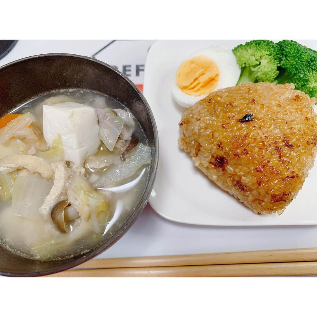 佐山万里菜さんのインスタグラム写真 - (佐山万里菜Instagram)「🍽#シェフ佐山 🍽 秋田のばあちゃん飯 秋田の男鹿半島に住むばぁちゃん✨ 自分らが小さい頃から焼きおにぎりが得意で、 その焼きおにぎりがめちゃくちゃ美味しくて……師匠のばぁちゃんに聞いたら。。 「味どうらくの里」って言う秋田に調味料と愛情しか使ってないらしい🤔 味どうらく…ネットで買うとめちゃくちゃ高いしスーパーにはないし…手に入らないしなって思ってたけどGET！！ . 即焼きおにぎり作り✨ 簡単に出来るだろって思ったらなかなか難しい💦 師匠に電話しても握って焼いて、味どうらくつけて焼くだけって🤔 崩れちゃったりでそれが難しい。。 試行錯誤しながら作りまくってたらコツ掴んだ👊 今度一緒にピクニック行ってくれる人には、 作ってあげる☺️ おかんは、ばっちゃんの焼きおにぎり作ってくれた事ないから…自分が継承者だっ👊笑 おおげさな奴。。笑 「かくし味」で作った鍋もめちゃ美味しい💯 . . 秋田飯と、 ちょっと秋田のばっちゃん自慢✨ 秋田に行くと作ってくれる ばぁちゃん特製「きりたんぽ&だまこ鍋」 鶏のガラから出汁とって、 まこは、ご飯潰して手作りだからめちゃくちゃ美味い💯 これは最強💯 あと…鶏肉煮たやつもめっちゃくちゃ美味しい‼️ ばぁちゃん天才だと思う👊👊 . 秋田飯で今まで食べて大好きなのは… 家の近くでとれる「みず」と 「ぎばさ」ってやつ！ あとは「いぶりがっこ」 これはめちゃくちゃ美味しい💯 秋田…… 男鹿半島👹めちゃくちゃいいところだ‼️ . . 毎月拝みに来てくれるお坊さんがどぅやらボクシングが大好きで、 ばぁちゃんにいろいろ説明してもあんまりよく分かってないからお坊さんにも全然説明出来ず💦 早く…… ベルト持って、遊びに行かないとな。 大好きなじっちゃんには、 見せられなかったけど…ばぁちゃんには見せられる👊 よーし頑張ろっ‼️‼️ 周りの人の応援の力はすごい。 改めて感じる。 感謝です。  🎶今日を生きる　全ての人に 幸せだと思える瞬間がありますよーに🎶  #アスリート#筋肉 #腹筋 #トレーニング #減量#ダイエット#instagood #ライフスタイル #うまい #アスリート飯 #ダイエットメニュー  #料理  #節約 #いいね #ヘルシーメニュー  #food #diet #good  #おススメ #自炊 #食事  #qbt #soccer #boxing #スポンサー募集　#秋田  #男鹿半島 #味どうらくの里　#きりたんぽ鍋」5月13日 7時34分 - sayama.19