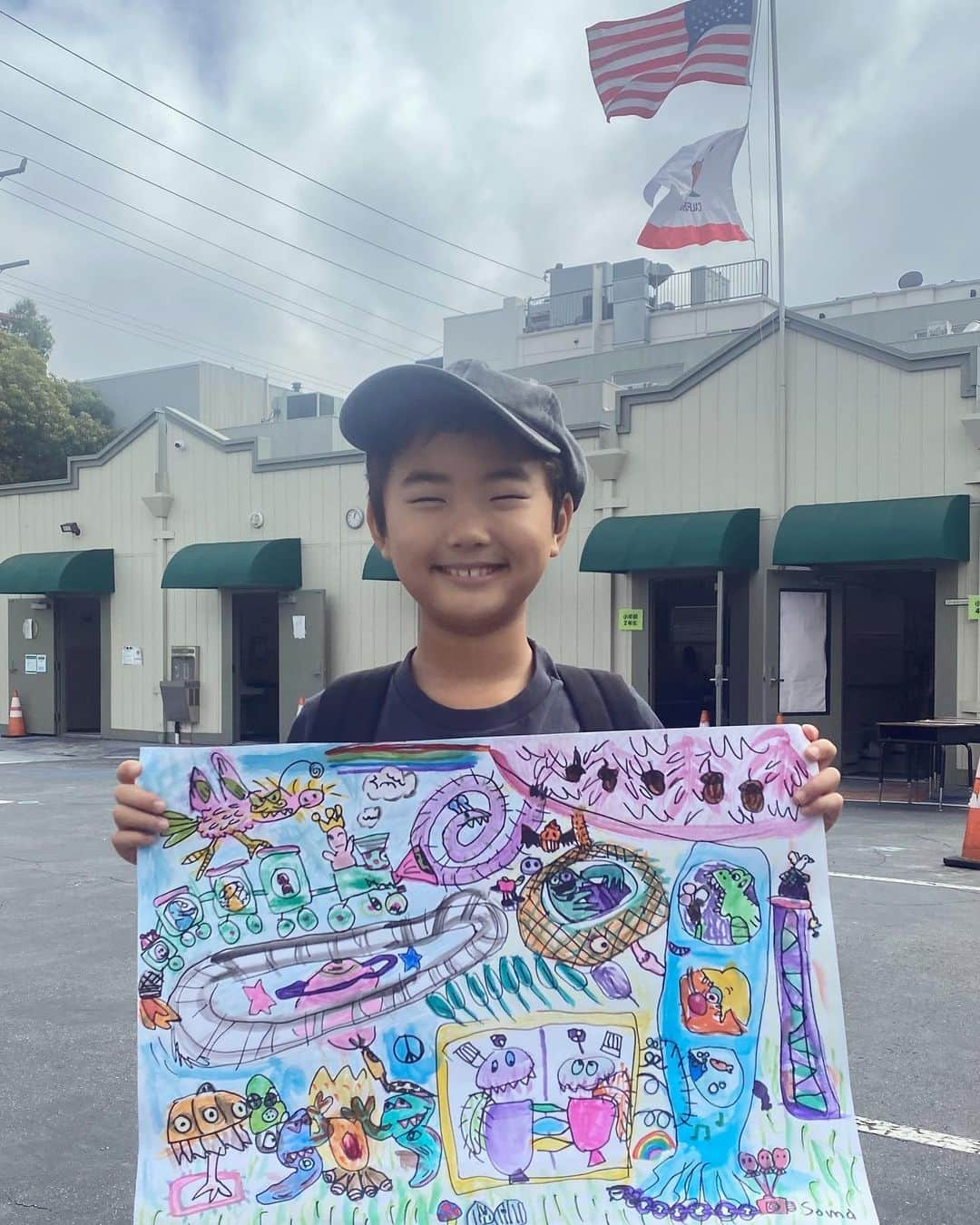 鈴木一真のインスタグラム：「I’m so proud of my buddy!!  He won a prize in The World Children's Art Exhibition.  セガレの絵が #世界児童画展 で入賞しました！様々な場面で評価をいただいて来ましたが、初めて公認のコンテストで受賞しました。推薦して下さった日本語学校の先生方に心から感謝します。  そんなセガレの誕生日にはお気に入りのモンスターがプリントされた傘を、友達にはキーホルダーをプレゼントしました。  今日も真剣な眼差しでキャンバスに向かうセガレ。将来はアーティストとして成功し、友達と遊べる大きな家が欲しいそうです。全力で応援したいと思います🎨⚡️  #NatureDreamLand #Monster #Watercoler #AcrylicPainting #PaperMache #asd #画伯」