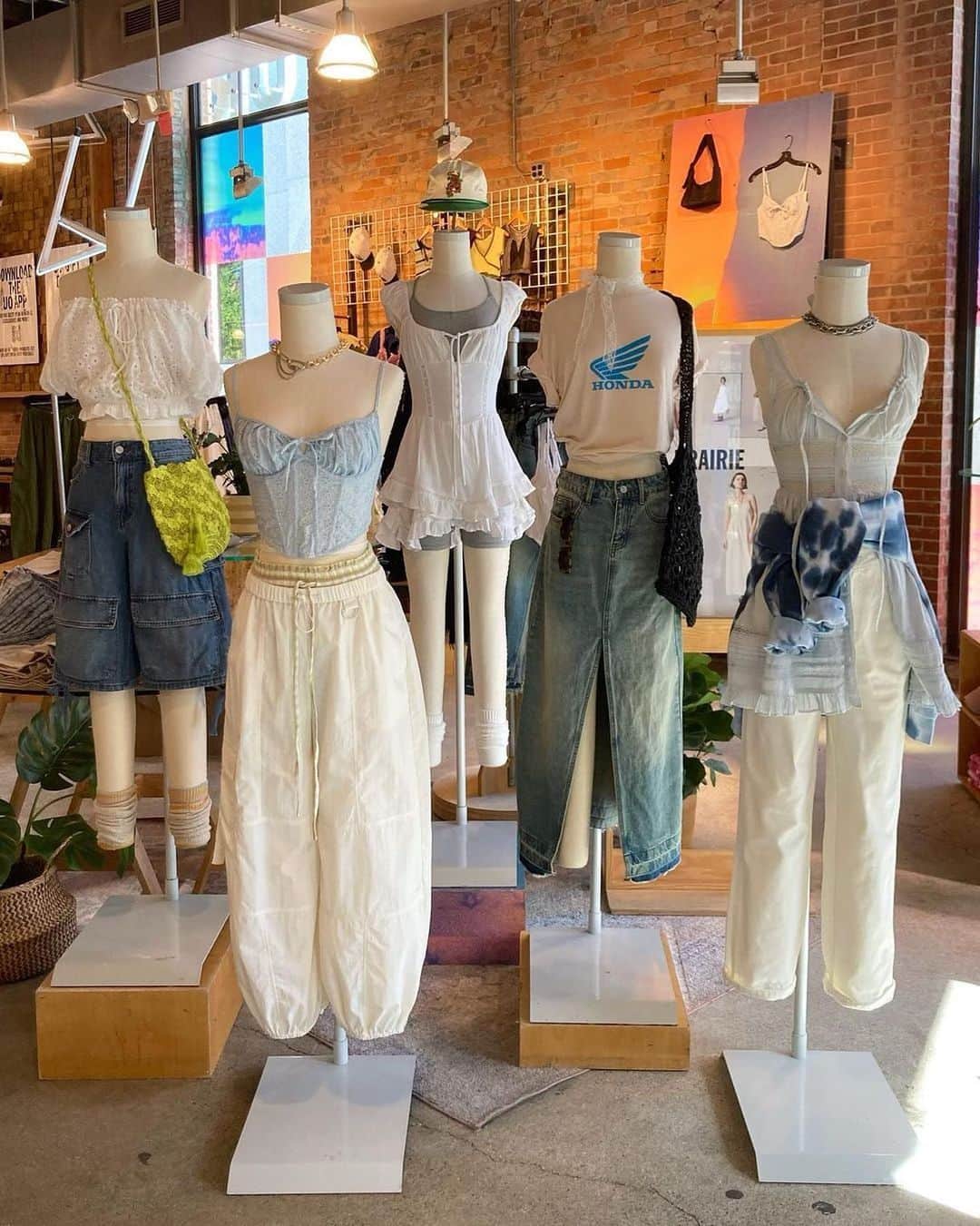 Urban Outfittersさんのインスタグラム写真 - (Urban OutfittersInstagram)「Loading... spring looks at UO Asheville (and your local UO, too). 🐝 See you this weekend. @uocarolinas #UODisplay」5月13日 7時53分 - urbanoutfitters